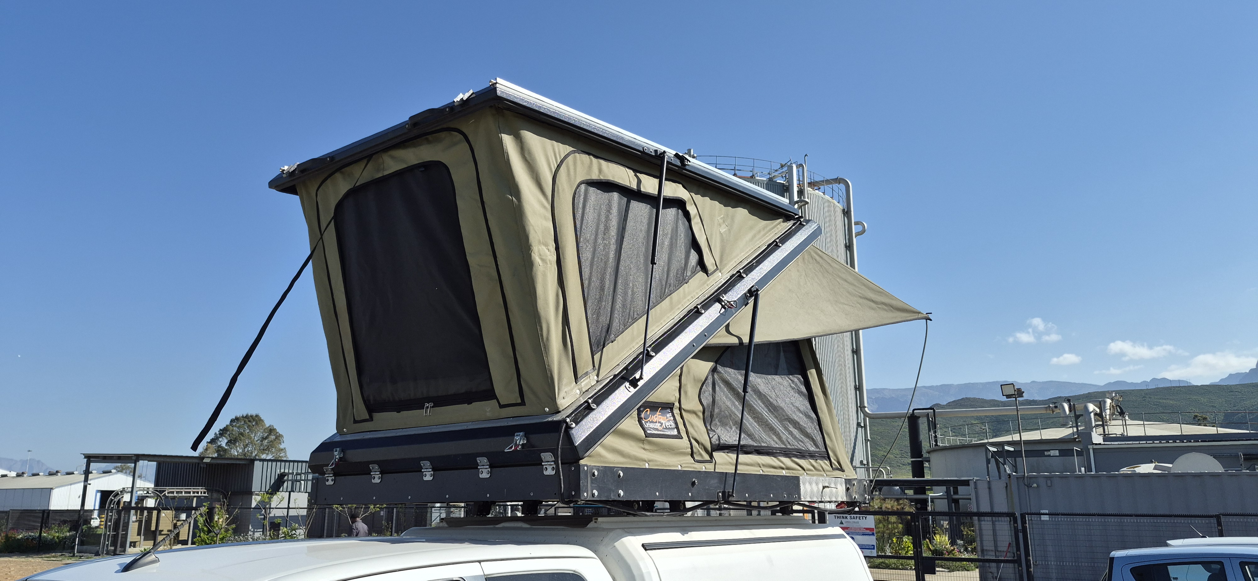 Custom Leisure Tech Hardshell Rooftop Tent - Image 1
