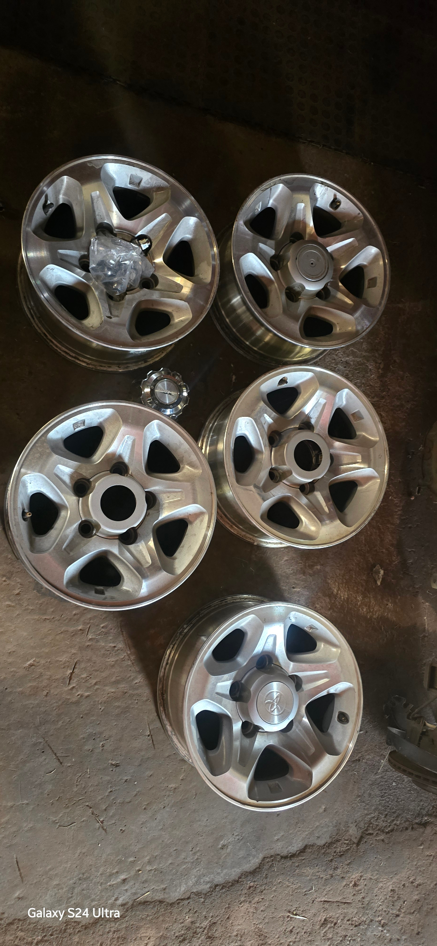 Landcruiser Rims with wheelnuts - Image 1