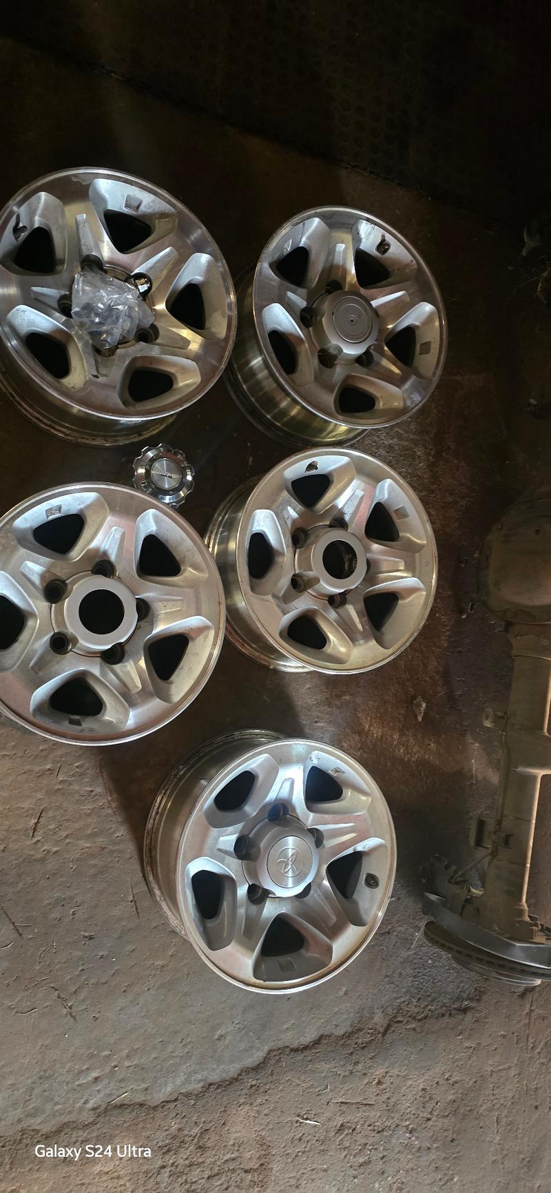 Landcruiser Rims with wheelnuts - Image 2